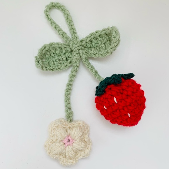 Anita’s Crochet Handbags - 🍓🌸Strawberry & Cream Flower Bag Charm with Sage Leaves